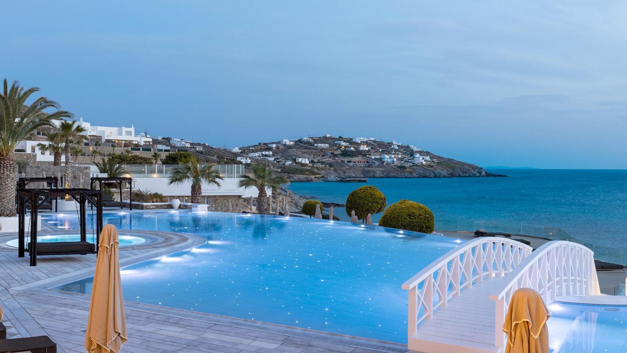 세인트 존 호텔 빌라 앤 스파 Agios Ioannis Diakoftis 외부 사진 Infinity pool at a resort in Mykonos, Greece