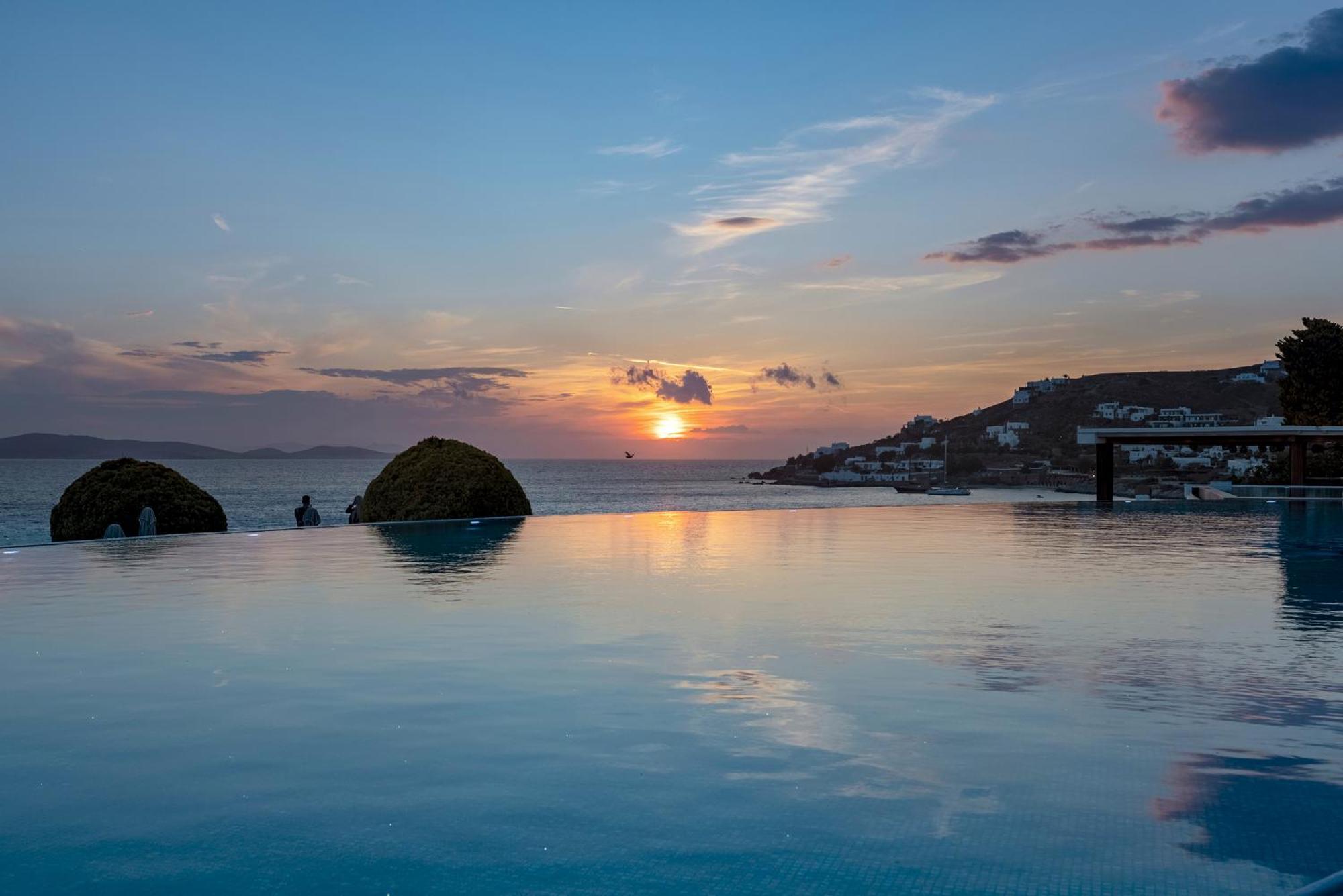 세인트 존 호텔 빌라 앤 스파 Agios Ioannis Diakoftis 외부 사진 Sunset at the pool