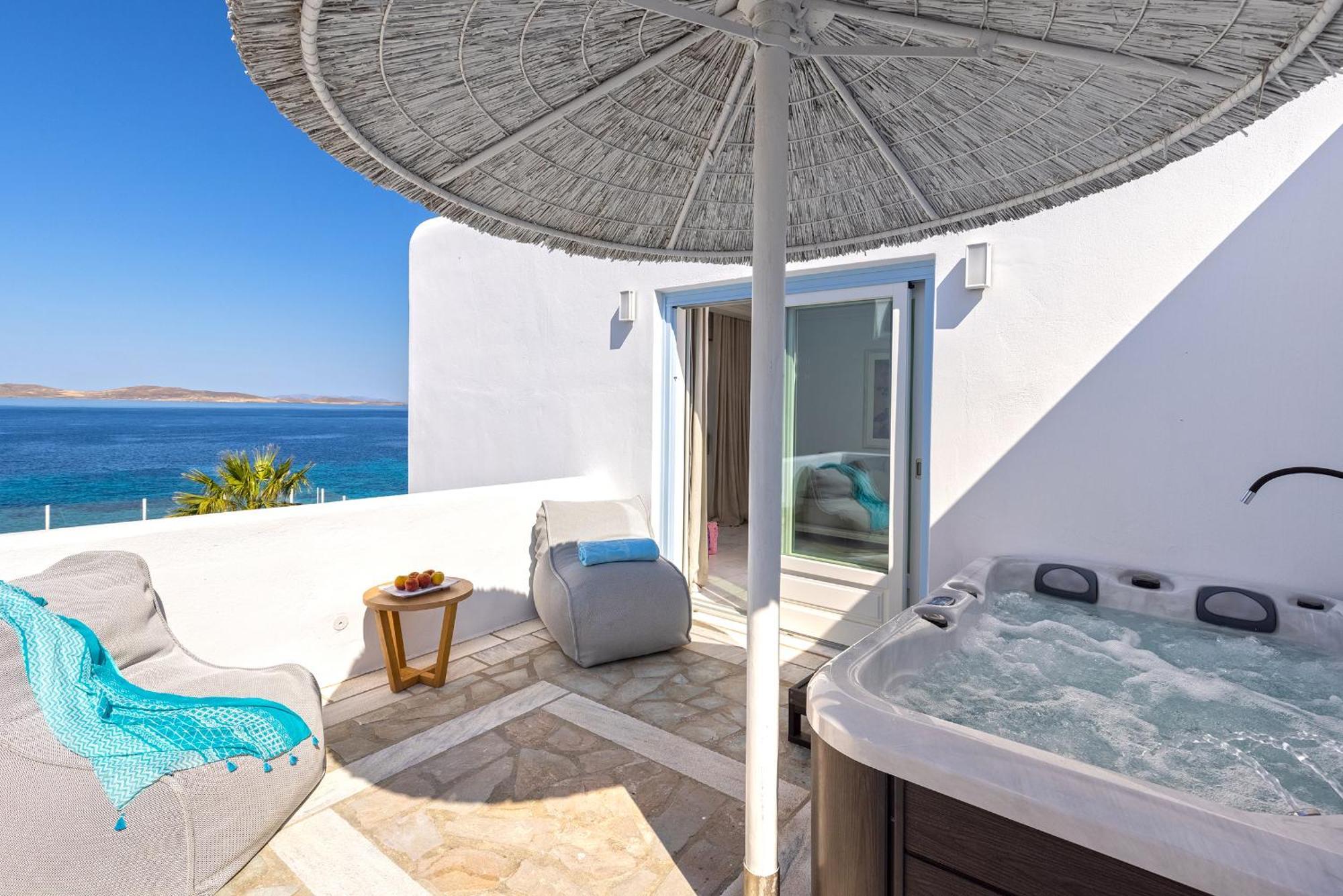 세인트 존 호텔 빌라 앤 스파 Agios Ioannis Diakoftis 외부 사진 A private hot tub at a hotel in Mykonos, Greece