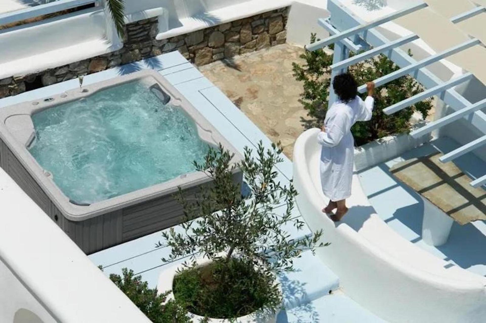 세인트 존 호텔 빌라 앤 스파 Agios Ioannis Diakoftis 외부 사진 A hot tub in Mykonos, Greece